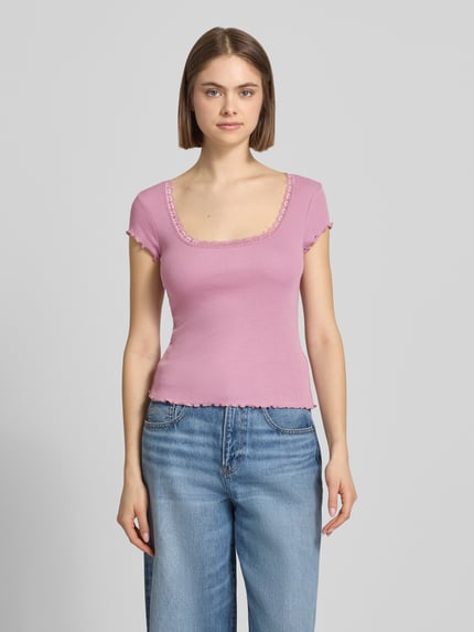 Vrouwenmodel draagt Slim Fit T-shirt uit viscosemix met kant van review, ronde hals, ruglengte maat S 51 cm, lichtroze, slim fit. Ganzlichaamsaanzicht van voren.