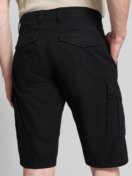 Männermodel trägt Relaxed Fit cargoshorts aus puur katoen van s.Oliver BLACK LABEL, look: effen kleuren, labelpatch, riemlussen, cargozakken, knoop- en ritssluiting, steekzakken, detailopname rugaanzicht.