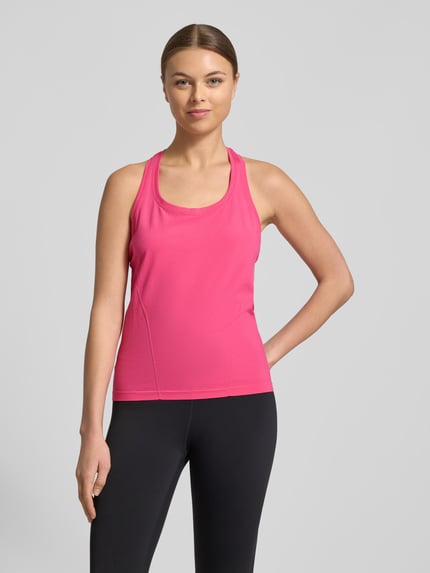 Kobiece modelka nosi Slim Fit Top mit Rundhalsausschnitt Modell 'Feather' von Fabletics, elastyczna mieszanka materiałów, krój slim fit, okrągły dekolt, bez rękawów, długość tyłu w rozmiarze S: 55 cm, widok całej sylwetki z przodu.