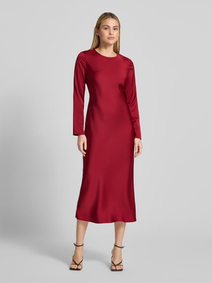 Frauenmodel trägt Midikleid aus Satin von Emporio Armani in Dunkelrot, körpernahe Passform, Rundhalsausschnitt, Ganzkörperansicht von vorne.