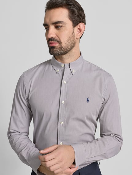 Männermodel trägt Freizeithemd mit Knopfleiste von Polo Ralph Lauren aus Baumwoll-Elasthan-Mix, Regular Fit, Nahaufnahme Oberkörper.