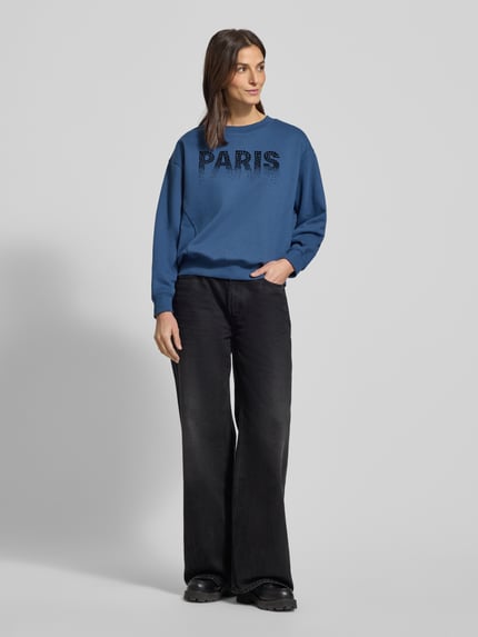 Frauenmodel trägt Regular Fit Sweatshirt aus Baumwoll-Mix von Tom Tailor Denim in Unifarben, Motiv-Print, Crew Neck, Ganzkörperansicht von vorne.