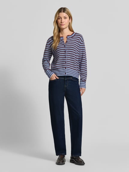Frauenmodel trägt Barrel Jeans aus Baumwoll-Mix Modell 'Mari Cosmo' von OPUS PANTS, dunkelblau mit glatter Textur, Ganzkörperansicht von vorne. Damen Barrel Jeans von OPUS PANTS.