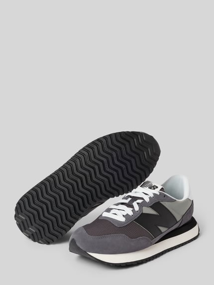 Produktfoto, Sneaker aus echtem Rindsleder von New Balance, grau-schwarze Töne, weiße Schnürsenkel, Gummisohle, Herren Sneaker