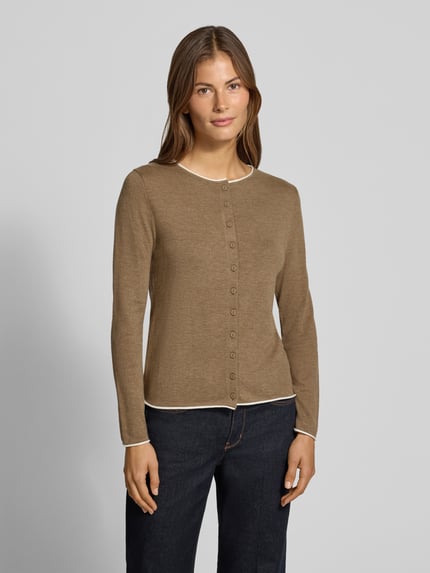 Frauenmodel trägt Strickjacke mit Rundhalsausschnitt Modell 'LUCCAPK' von MANGO, Slim Fit, braune Farbe, feine Knopfleiste, Material-Mix mit Baumwoll-Anteil, Ganzkörperansicht von vorne.
