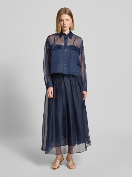 Vrouwenmodel draagt uitlopend dames maxirok van Weekend Max Mara, model 'VISINO', effen semi-transparante look, met boord, onderrok, van zuiver zijde, maxilengte, volledig lichaam vooraanzicht