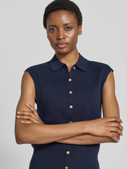 Frauenmodel trägt Relaxed Fit Weste aus Baumwoll-Mix von Tommy Hilfiger in Dunkelblau mit goldfarbenen Knöpfen, Nahaufnahme Oberkörper, Damen Weste von Tommy Hilfiger.