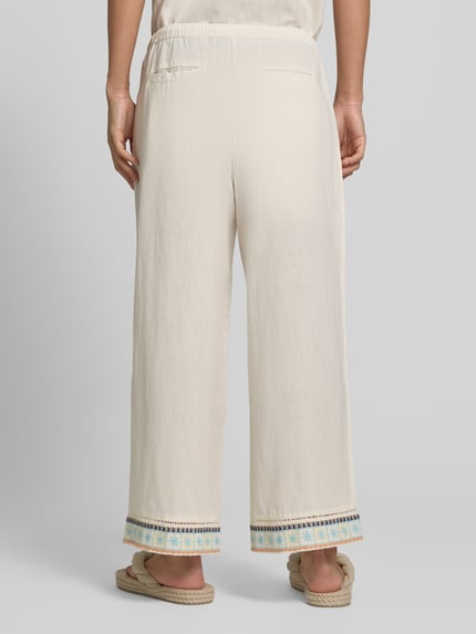 Männermodel trägt Culotte aus Leinen-Baumwoll-Mix mit Eingrifftaschen von Jake*s Casual, kremowy kolor, szeroki krój, elastyczny pas z troczkiem, francuskie kieszenie, szerokość w rozmiarze 38: 39 cm, długość wewnętrzna nogawki: 68 cm, tekstura gładka, wykończenie kolorowym wzorem na dole nogawek, całkowita sylwetka widoczna z tyłu