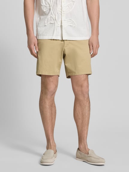 Männermodel trägt Shorts mit französischen Eingrifftaschen von GAP in Beige, Baumwoll-Mix mit Stretch-Anteil, Straight Fit, Ganzkörperansicht von vorne.