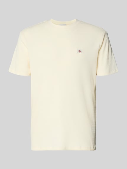 Produktfoto, Regular Fit T-Shirt mit Logo-Patch von Calvin Klein Jeans aus mieszanka bawełny, fakturowany wzór, okrągły dekolt, długość tyłu w rozmiarze M 68 cm