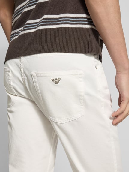 Männermodel trägt Jeans mit Eingrifftaschen und Label-Applikation von Emporio Armani, Baumwoll-Elasthan-Mix, Slim-Fit, Nahaufnahme Rückansicht.