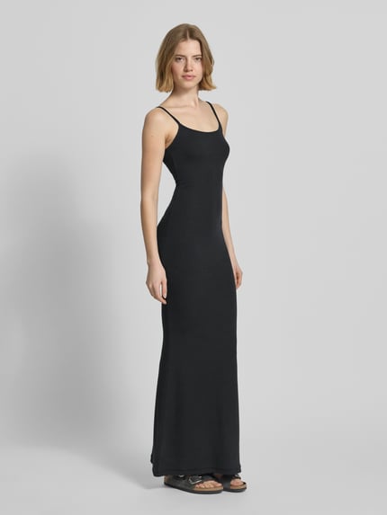 Modelka nosi Slip Dress mit Feinripp und Spaghettiträgern Modell 'Corin' von LeGer by Lena Gercke, czarna bawełna, krój slim fit, długość maxi, tekstura prążkowana, okrągły dekolt, Szerokość w rozmiarze 36: 26 cm, długość pleców 124 cm, widok całej sylwetki z przodu.