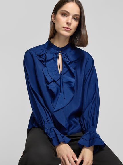 Frauenmodel trägt Bluse mit Volants und Bindung von monari, Lyocell-Mix, Regular Fit, Volantärmel, Rüschenkragen, Ganzkörperansicht von vorne