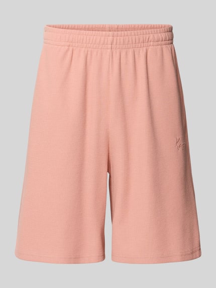 Produktfoto, Regular Fit Shorts mit Strukturmuster von KARL KANI aus Baumwoll-Mix in Rosa, Logo-Stitching, elastischer Bund, Bundweite 39 cm, Innenbeinlänge 22 cm