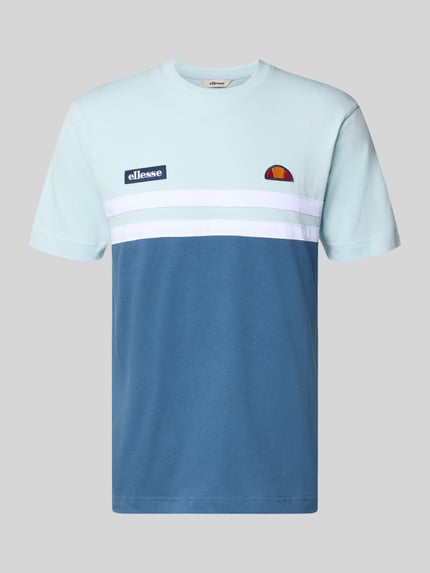 Produktfoto, T-Shirt mit Label-Stitchings Modell 'VENIRE' von Ellesse, Herren T-Shirt aus reiner Baumwolle, Regular-Fit, hellblau und blau mit weißen Streifen, Rundhalsausschnitt, strukturierte Stofftextur, Rückenlänge bei Größe M 66 cm.