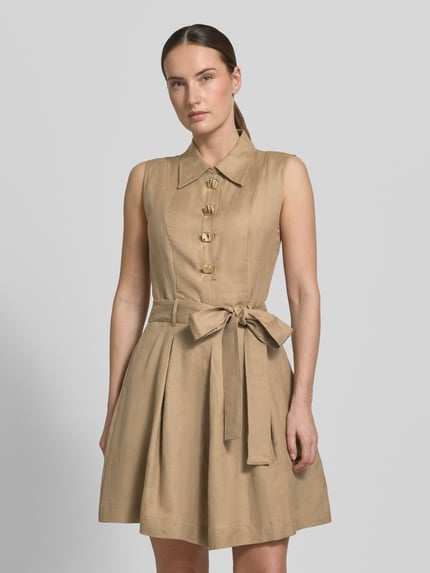 Frauenmodel trägt Tailliertes Freizeitkleid aus Leinen-Viskose-Mix Modell 'KALEISI' von HUGO, Optik: Unifarben, Nahaufnahme Oberkörper.