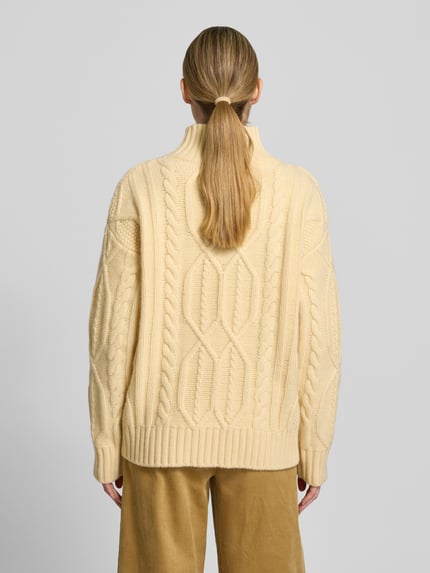 Style Icon Collection Oversized Wollpullover mit Zopfstrickmuster und geripptem Stehkragen - curated by Maja Weyhe Pastellgelb 5