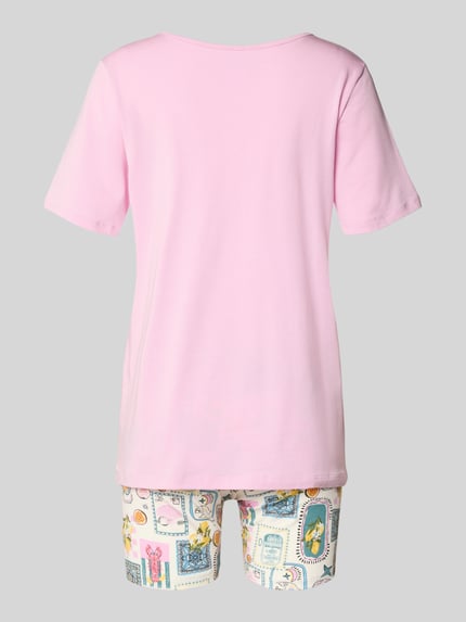 Frauenmodel trägt Regular Fit Pyjama-Set mit Motiv-Print von Skiny, rosa Oberteil, bunte Shorts, Baumwoll-Modal-Mix, Ganzkörperansicht Rückansicht.