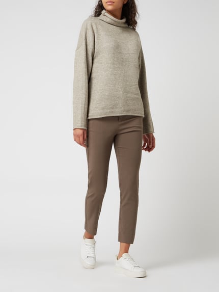 Frauenmodel trägt Hose aus Viskose-Mix mit Gürtelschlaufen Modell 'Solvej' von FREE/QUENT in Braun, Regular Fit, Ganzkörperansicht von vorne, Damen Hose mit Stretch, verdecktem Zip-Fly und aufgesetzten Gesäßtaschen, Bundweite S: 39 cm, Innenbeinlänge S: 69 cm.