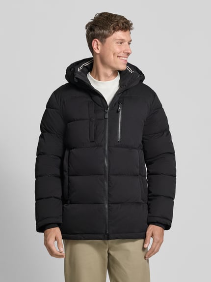 Männermodel trägt schwarze Steppjacke mit Brusttasche von S.OLIVER CASUAL, unifarben, strukturierte Oberfläche, Longline, Ganzkörperansicht von vorne.