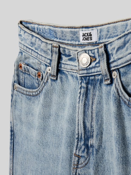 Productfoto, Straight Fit Jeans in 5-pocket-design model 'Chris' van Jack & Jones, kindjeans van puur katoen, lichte blauwe stof, knoop- en ritssluiting, maat 140: taille 32 cm, binnenbeenlengte 61 cm, zichtbaar textuur van denim.