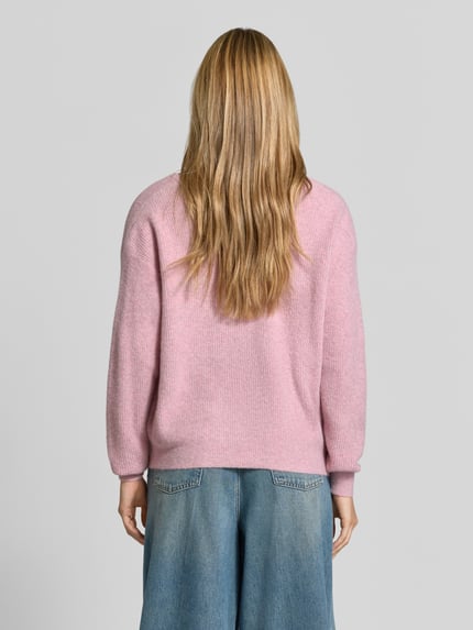 Modelka nosi sweter z dzianiny z mieszanką lnu, efekt prążkowania, dekolt w serek, luźny krój, Model 'DAMSVILLE' od American Vintage, długość tyłu 61 cm, długość rękawów 54 cm, wykończenia elastyczne, tylni widok całej sylwetki.