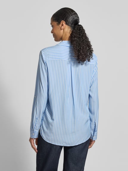 Frauenmodel trägt Comfort Fit Hemdbluse aus reiner Viskose von s.Oliver RED LABEL in Hellblau mit weißen Streifen, Rückenpasse und Kellerfalte, Ganzkörperansicht Rückansicht.