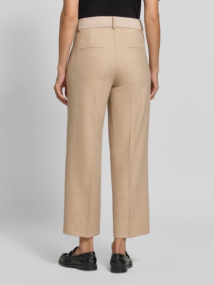 Frauenmodel trägt beigefarbene Regular Fit Chino mit Viskose-Woll-Anteil Modell 'CALIFORNIA' von CAMBIO, glatte Textur, Ganzkörperansicht Rückansicht. Damen Chino von CAMBIO.