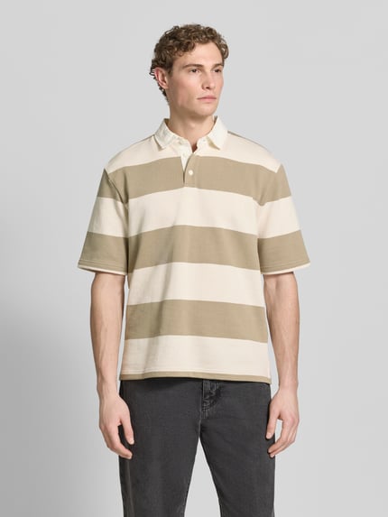 Männermodel trägt Relaxed Fit Poloshirt im Allover-Look von MCNEAL aus Baumwoll-Mix mit breiten Streifen, Knopfleiste, Rückenlänge 70 cm bei Größe M, Ganzkörperansicht von vorne.