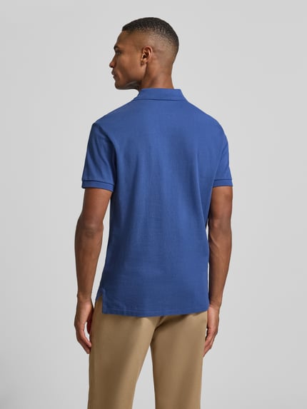 Męski model nosi Poloshirt mit Label-Stitching od Polo Ralph Lauren, bawełna, regular fit, niebieski, widok całej sylwetki z tyłu.