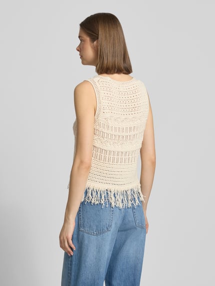 Vrouwenmodel draagt Regular Fit Weste uit katoenmix model 'ALIX' van Only, ajour breisel met structuur, franjes aan zoom, achterkant volledige lichaamsweergave.