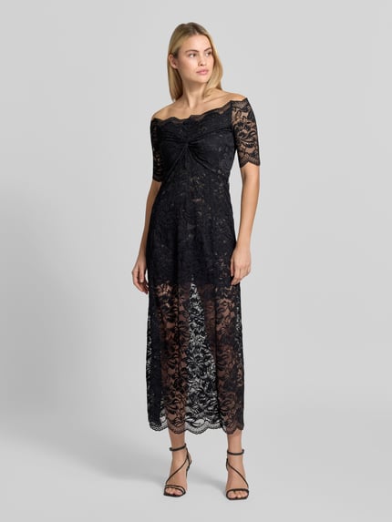 Frauenmodel trägt Abendkleid mit Spitzenbesatz von Rabanne in Schwarz, florales Spitzenmuster, Schulterfrei, Maxi-Länge, Ganzkörperansicht von vorne.
