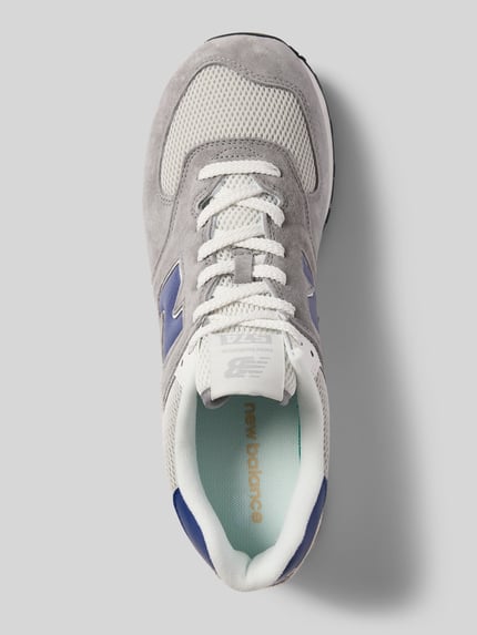 Produktfoto, Sneaker mit Logo-Detail von New Balance in Grau und Weiß mit blauer Akzentfarbe, Schnürverschluss, profilierte Sohle, abgerundete Passform, Absatzhöhe 3 cm, Schafthöhe 8 cm, Schaftweite 7 cm, Herren Sneaker