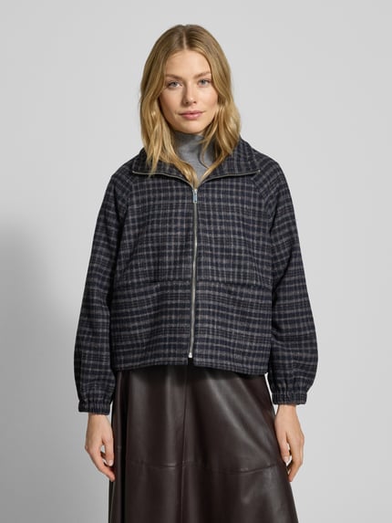 Modelka kobieca ma na sobie Jacke mit Stehkragen Modell 'Mae' od LOLLYS LAUNDRY, krata, zamek, kieszenie, elastyczne mankiety, widok z przodu, ujęcie całej sylwetki.