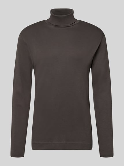 Produktfoto, Regular Fit Longsleeve aus reiner Baumwolle mit Rollkragen von Christian Berg Men, dunkelbraune Farbe, glatte Struktur, elastische Abschlüsse, Rückenlänge bei Größe M 70 cm.