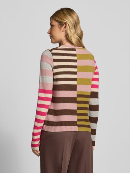 Frauenmodel trägt Strickjacke im Allover-Look mit Rundhalsausschnitt von Christian Berg Woman, Streifenmuster in Braun, Pink und Beige, reine Baumwolle, Regular Fit, Rückansicht, Ganzkörperansicht Rückansicht.