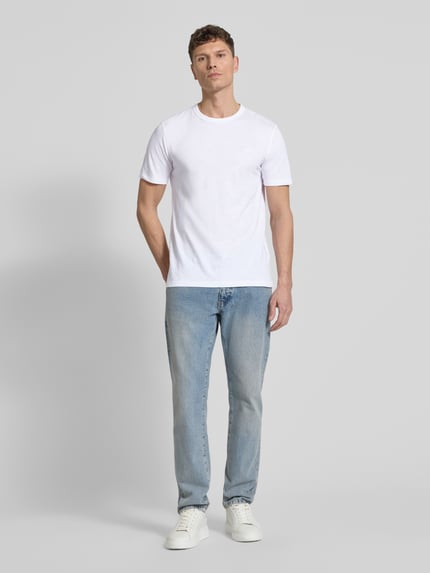 Männermodel trägt Regular Fit T-Shirt aus strukturierter katoen Modell 'TEGOOD' van BOSS Orange, wit, ronde hals, korte mouw, labelprint, uni, vooraanzicht volledige lichaamsopname.