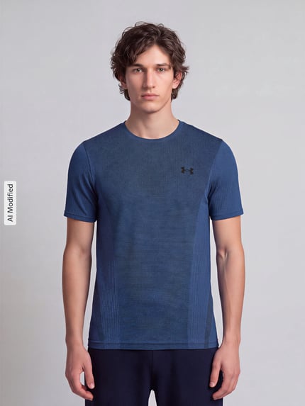 Männermodel trägt Regular Fit Sport-T-Shirt mit Logo-Print von Under Armour in Dunkelblau, feine Textur, Ganzkörperansicht von vorne, KI-modifiziertes Bild.