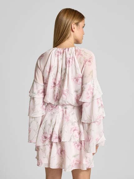 Vrouwenmodel draagt Minikleid met Volantärmeln Modell 'MAHLIIA' van Ted Baker in lichtroze chiffon met bloemenprint, taillierter fit, volantmouwen en volantsaum, keyhole met knoop en ritssluiting achter; ruglengte 39 cm, borstbreedte 44 cm, mouwlengte 46 cm bij maat 36; geheel van achteren.