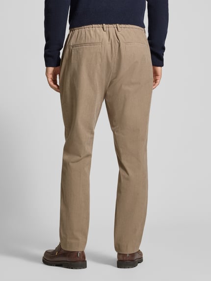 Männermodel trägt Regular Straight Fit Hose aus Feincord Modell 'CORA' von Antony Morato in Beige mit Gesäßtaschen, Ganzkörperansicht Rückansicht, Bundweite 42 cm, Innenbeinlänge 78 cm.