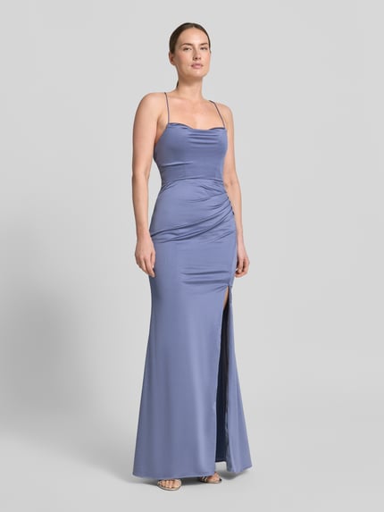 Vrouwenmodel draagt Slim Fit avondjurk met ruches van Laona in lichtblauw, maxilengte, mouwloos design, met split, ganzekörperaanzicht van voren.