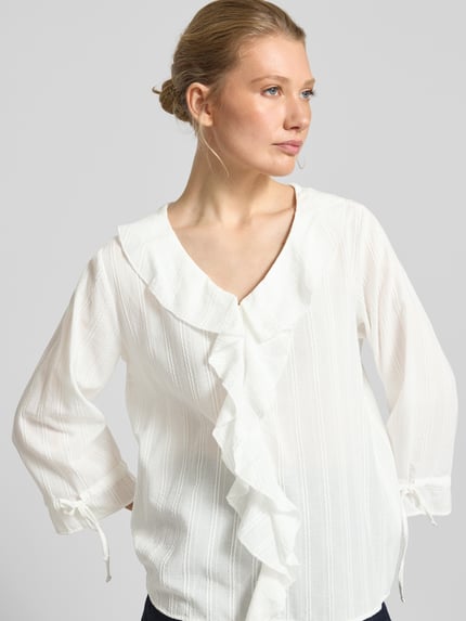Frauenmodel trägt Regular Fit Bluse mit Volants von Smith and Soul aus reiner Baumwolle mit Strukturmuster, 3/4-Arm, Rundhalsausschnitt, Nahaufnahme Oberkörper.