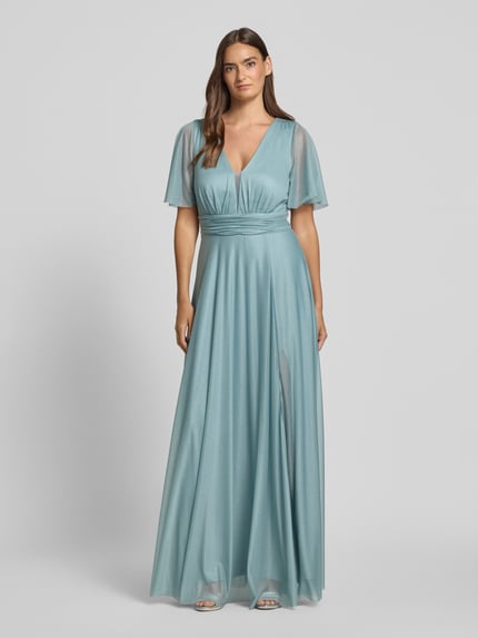 Modelka nosi 'Schimmerndes Maxikleid mit V-Ausschnitt und Taillenband' od Christian Berg Cocktail, efekt błyszczący, siateczka, linia a, dekolt w serek, tasiemka w talii, długość tyłu w rozmiarze 36: 149 cm, szerokość w rozmiarze 36: 35 cm, długość rękawów w rozmiarze 36: 29 cm, widok całej sylwetki z przodu.