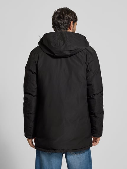 Männermodel trägt zwarte heren jack met capuchon, regular fit, ritszakken, model 'MALONE' van Cars Jeans, ruglengte maat M 83 cm, schouderbreedte 50 cm, borstwijdte 60 cm, mouwlengte 71 cm, geheel effen kleur, rechte vormen, stof met gladde textuur, geheelachteraanzicht.