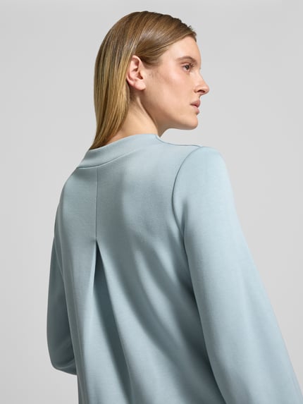Vrouwenmodel draagt sweatshirt met uitlopende mouwen in effen kleur, ronde hals, rompzoom afgerond, viscosemix, Sweatshirt met ausgestelltem Ärmel Modell 'Gisinna' van OPUS, close-up rugaanzicht.