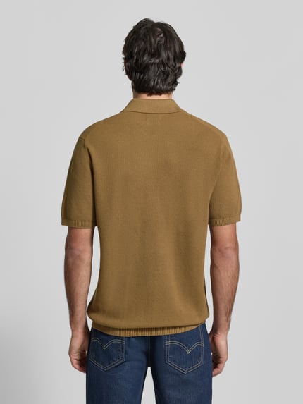 Männermodel trägt Regular Fit Poloshirt mit gerippten Abschlüssen von MCNEAL, Reine Baumwolle, Polokragen, Rückenlänge 71 cm, Ärmellänge 30 cm, Ganzkörperansicht Rückansicht.
