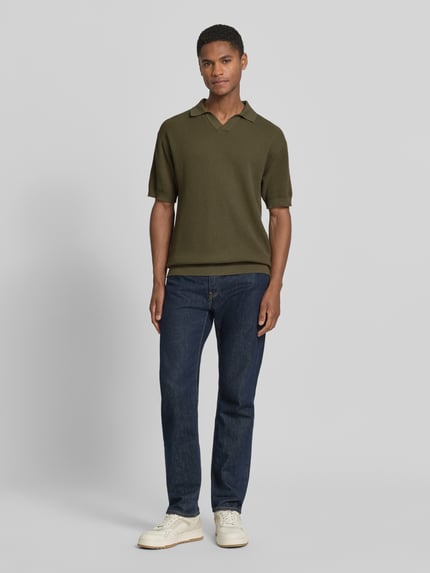 Mannenmodel draagt Regular Fit Poloshirt uit pure katoen model 'KOCELLO' van BOSS Orange, groen, gestructureerde stof, voorkant volledig lichaam.