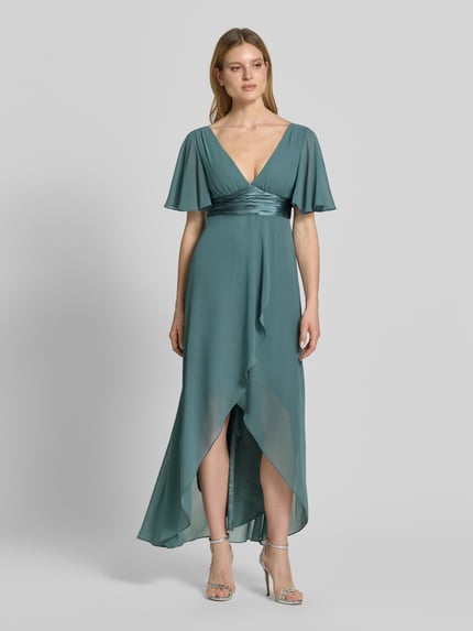 Frauenmodel trägt Midikleid aus Chiffon mit tiefem V-Ausschnitt von Jake*s Cocktail, Taillierter Schnitt, Volants, Taillenband, Ganzkörperansicht von vorne.