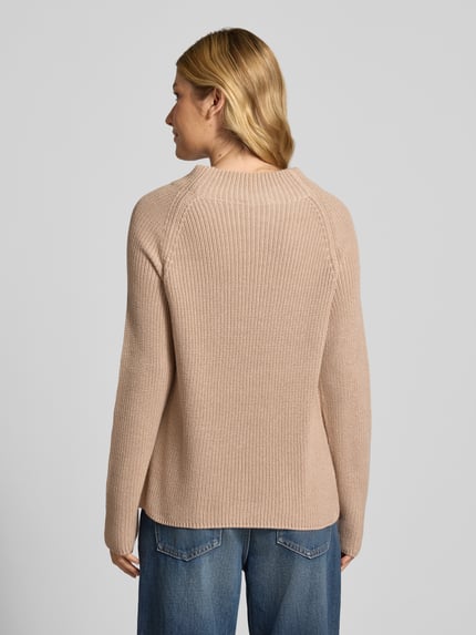 Frauenmodel trägt Strickpullover mit Stehkragen von monari, beige, Grobstrick, Regular Fit, Baumwoll-Mix, Rückenansicht, Ganzkörperansicht Rückansicht.
