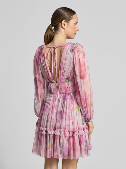Frauenmodel trägt Cocktailkleid aus Tüll mit V-Ausschnitt von LACE & BEADS in Rosa mit floralen Mustern, A-Linie, Minikleid, Rückenlänge 90 cm, Brustweite 33 cm, Ärmellänge 61 cm, Ganzkörperansicht Rückansicht.